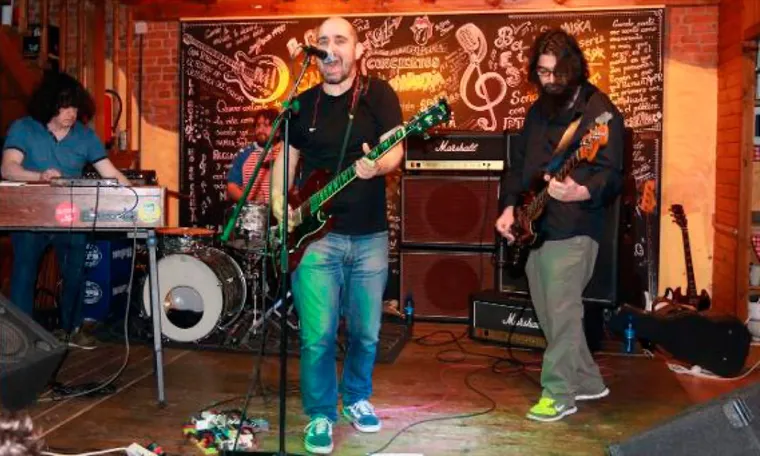 Banda de rock con bajo y guitarra sobre el escenario de la Panadería