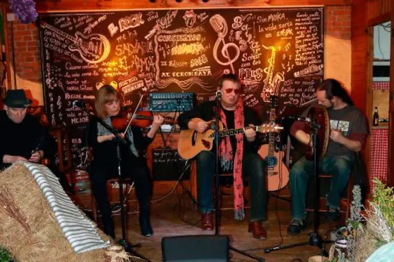 Cuarteto folk actuando en la Panadería de Cenera