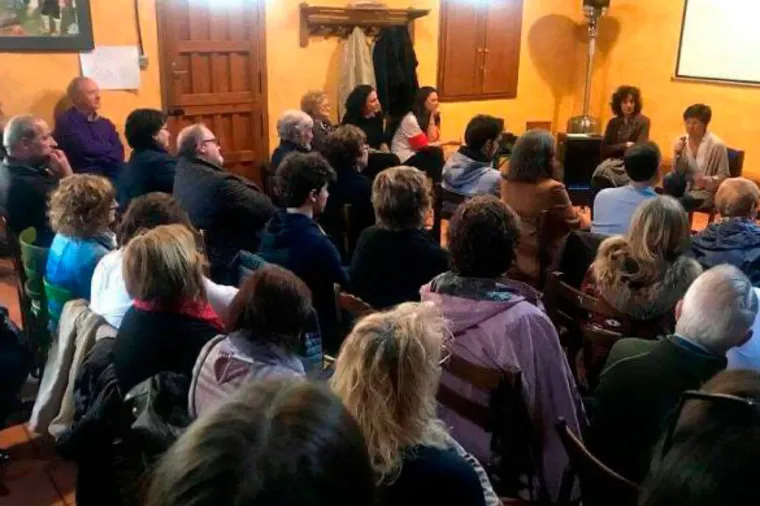 Público en un encuentro sobre las mujeres de la mina