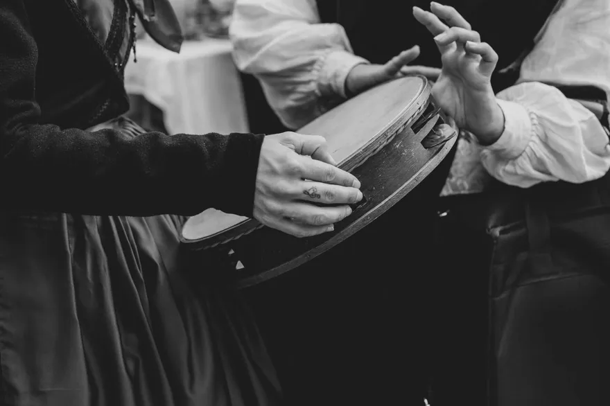 Fotografía ganadora: manos tocando la pandereta en blanco y negro