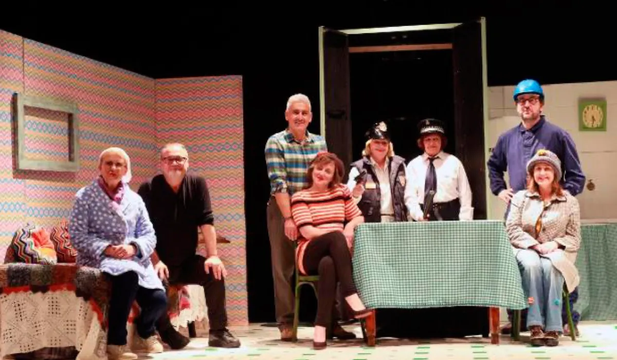 Compañía de teatro saludando al público al final de una función