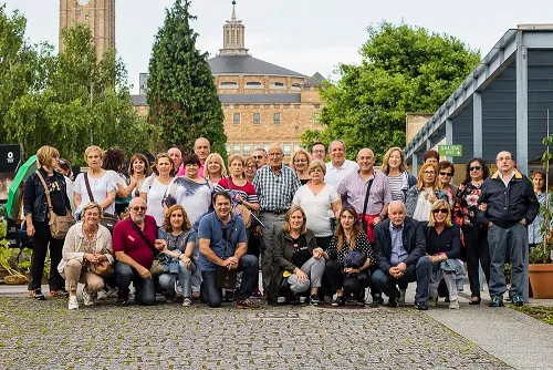 Grupo de viajeros de Serondaya posando en Gijón