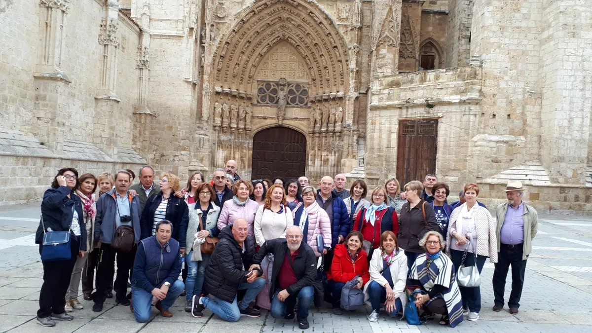 Foto de grupo de los socios ante la portada de una catedral