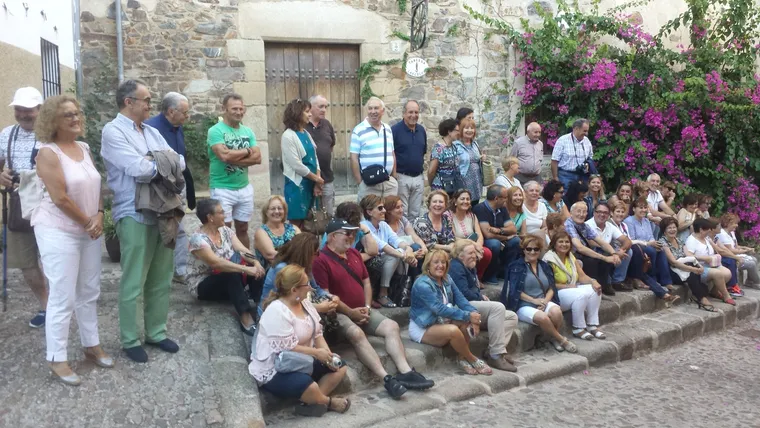 Participantes del viaje descansando en una plaza empedrada
