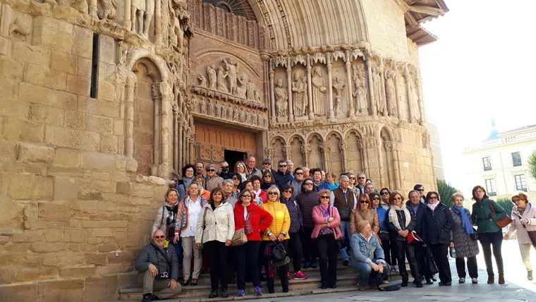 El grupo de viaje ante una portada románica