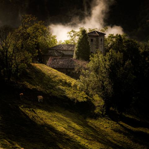 PRIMER PREMIO  Antonio Guerra Rodríguez, de Ujo (Mieres) con “A la sombra de San Cosme y San Damián”